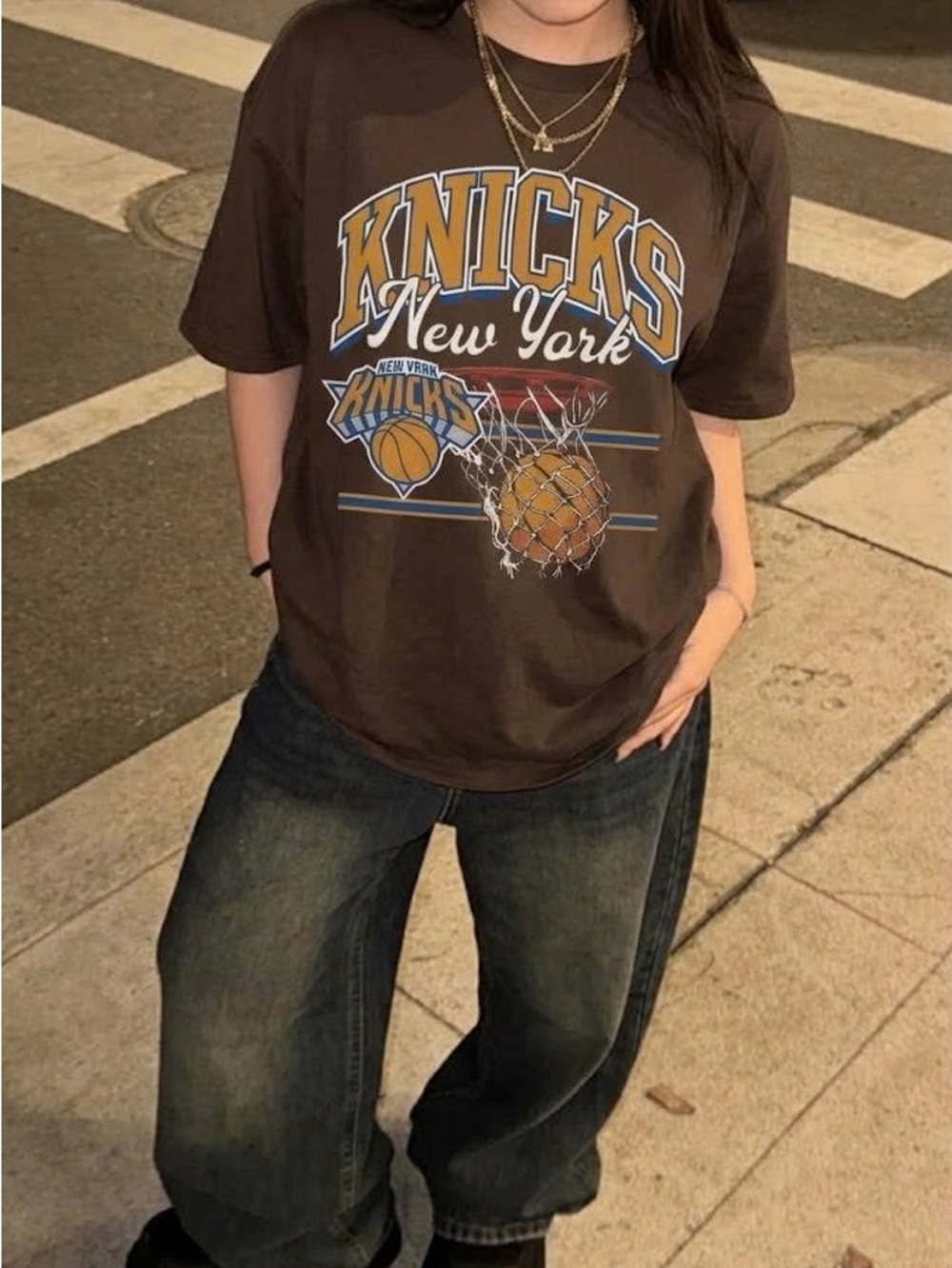 Brown New York Knicks T-shirt with basketball graphic print